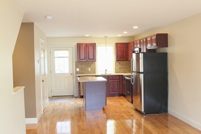 Building Photo - 705 River View Ln
