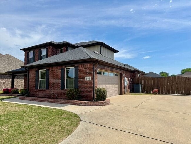 Building Photo - Fenced yard, great location