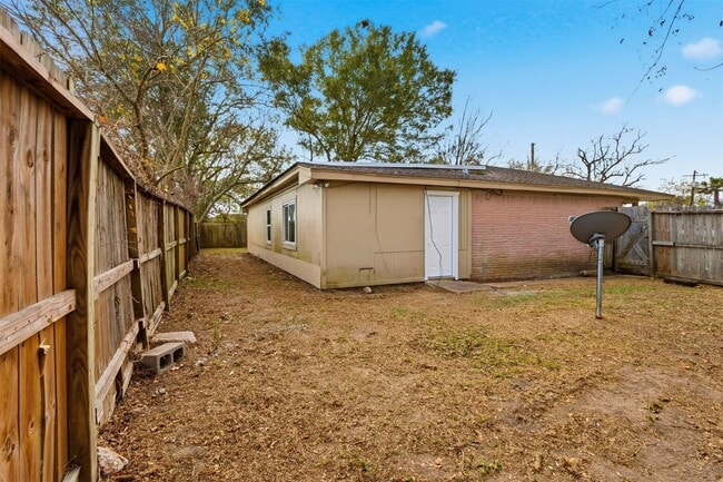 Building Photo - 344 Pennington Dr