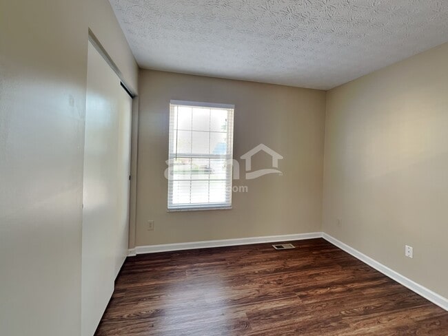 Building Photo - 8612 Oak Creek Dr