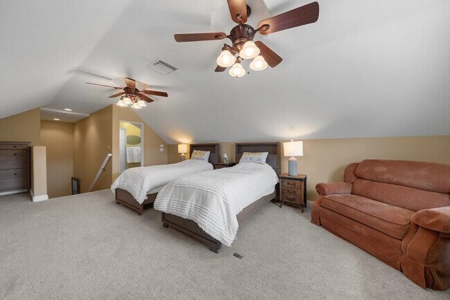Building Photo - Furnished 4BR Mountain View Home with Garage