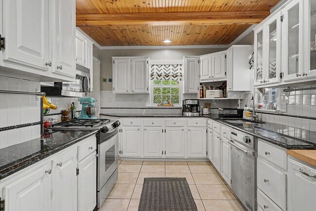 Building Photo - Fully Furnished Maple Ridge Home