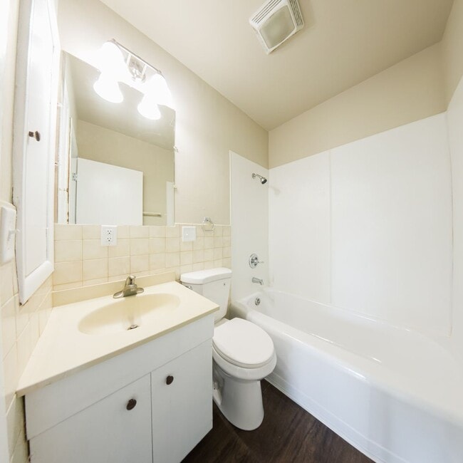 Building Photo - 3 Bedroom One Bathroom updated home