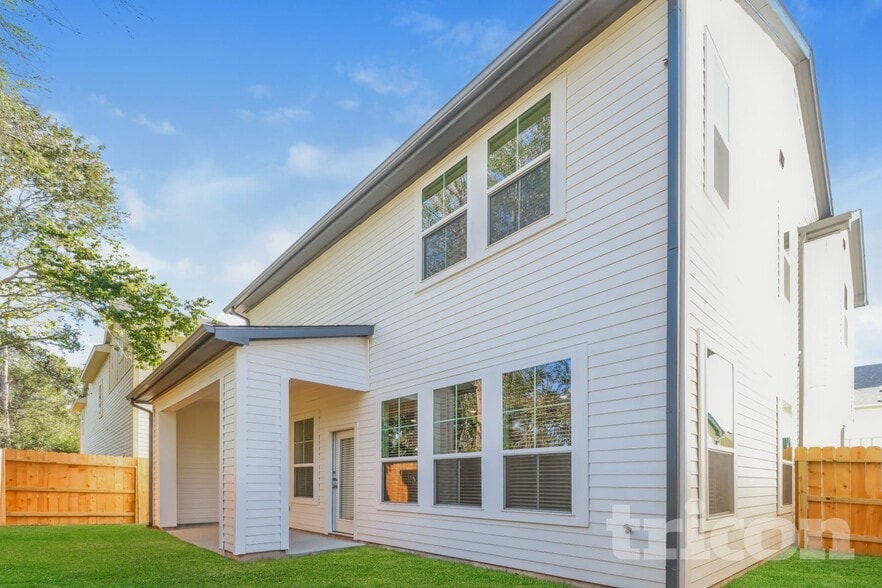 Building Photo - 9835 Willow Creek Commerce Dr