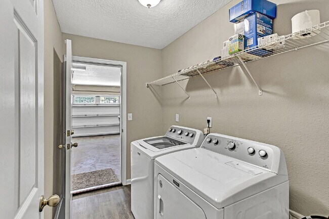 Building Photo - Like new 4 bedroom 2 bath home for rent.