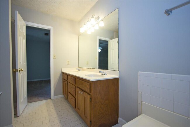 Building Photo - 2421 Sherrie Ln SW