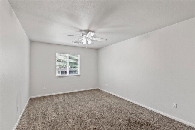 Building Photo - 208 Valona Dr