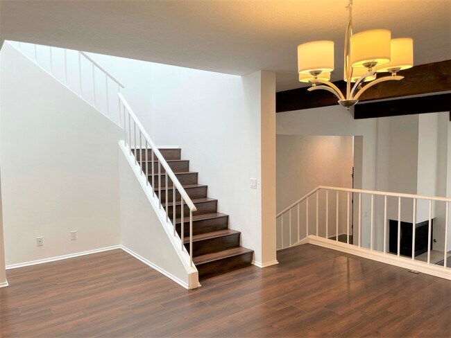 Building Photo - 1450 Palisades Dr