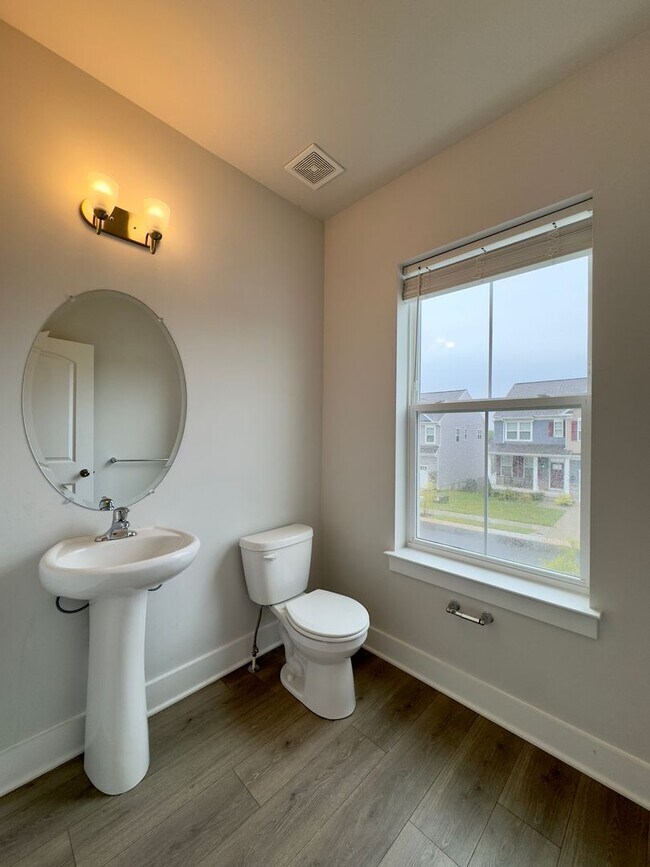 Building Photo - Charming 4 Bedroom/3.5 Bathroom in New WIn...