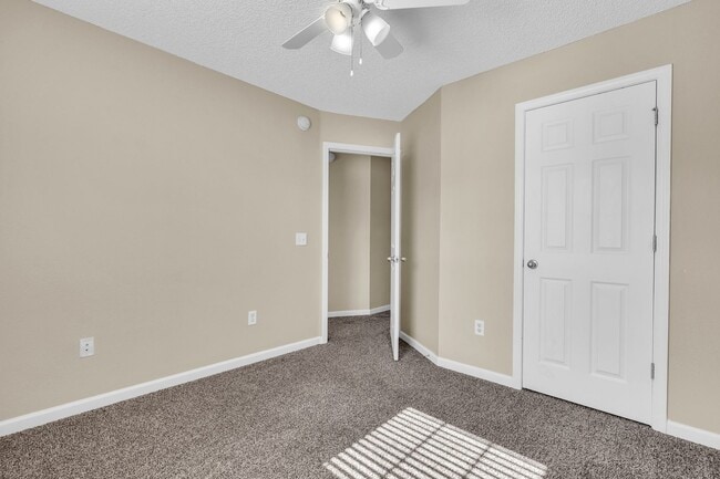 Building Photo - Charming 3-Bed Townhome in Prime Richmond Hill Location!