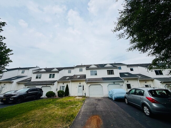 Building Photo - 11 Saffron Dr