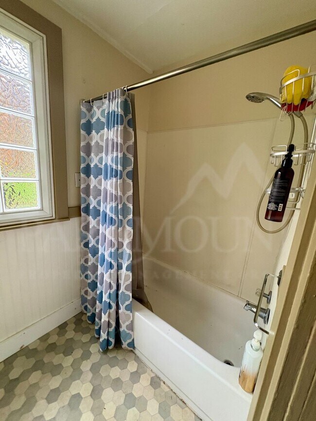 Building Photo - Bright & Beautiful Bungalow Near Downtown Port Orchard