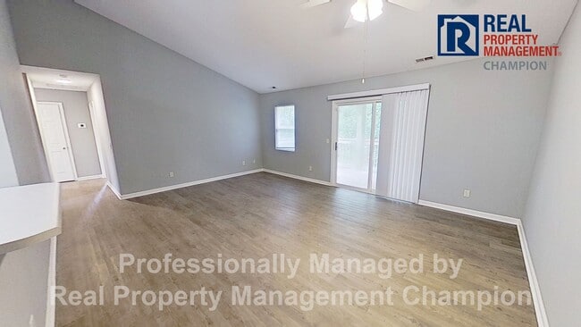 Building Photo - 3 BD/2 BA Upper Unit Condo in Hawthorne Park with Move In Special