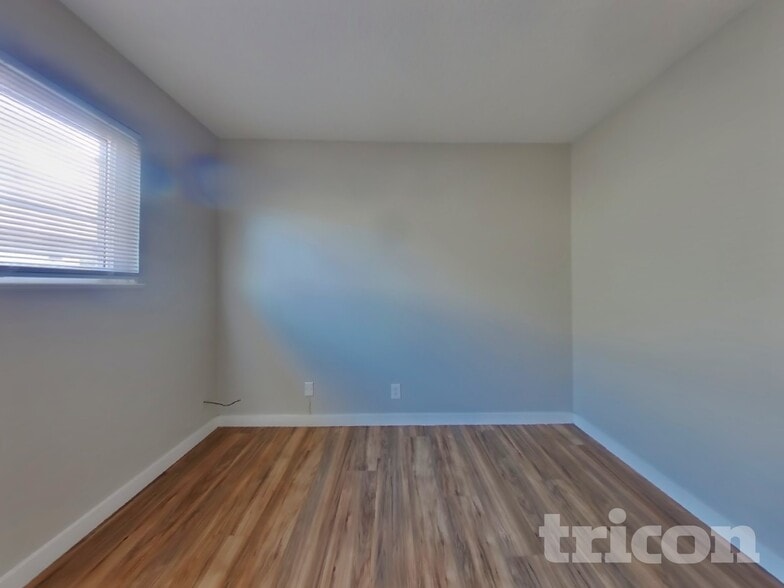 Building Photo - 402 E Pacific Ave