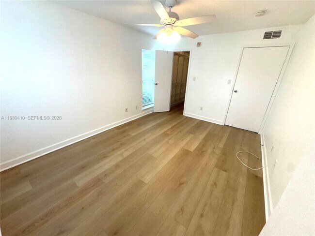 Building Photo - 733 Riverside Dr