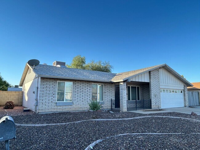 Building Photo - Stunning 3 Bedroom 2 Bath