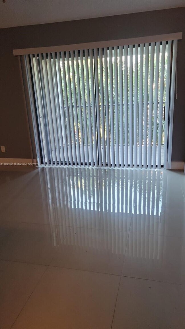 Building Photo - 570 S Park Rd