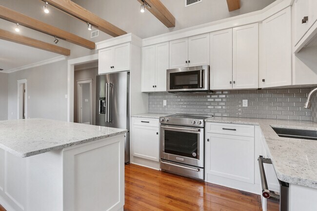 Building Photo - 915 N Carrollton Ave