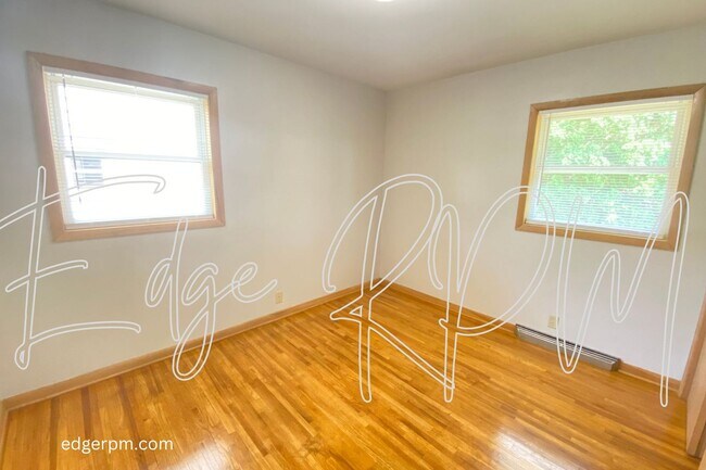 Building Photo - 3 BEDROOM 2 BATH DUPLEX Short Term Leasing!