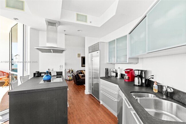 Building Photo - 18201 Collins Ave