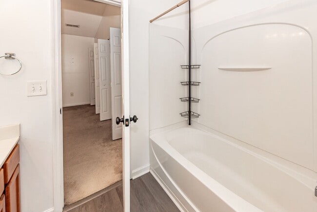 Building Photo - 2 Bedroom, 1.5 Bathroom Townhome - Charleston