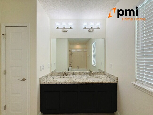 Building Photo - "Spacious Elegance Awaits: 5-Bedroom Home with 3.5 Baths in Winter Garden"