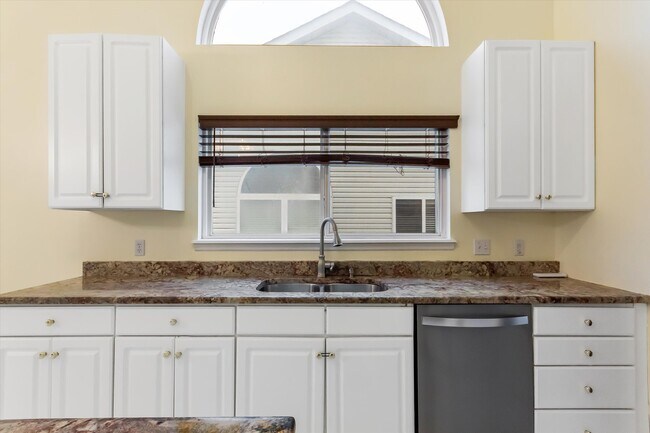 Building Photo - 627 Fox Hill Estates Dr