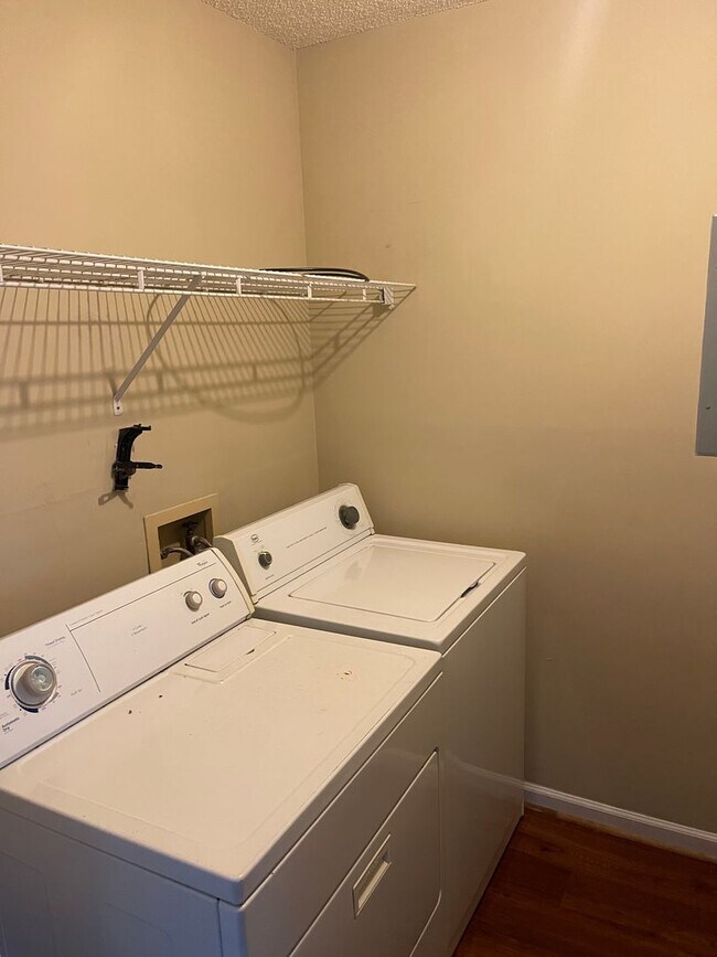 Building Photo - Northpointe 1074-1076