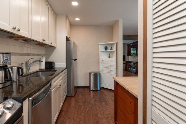 Building Photo - 1024 E Hopkins Ave