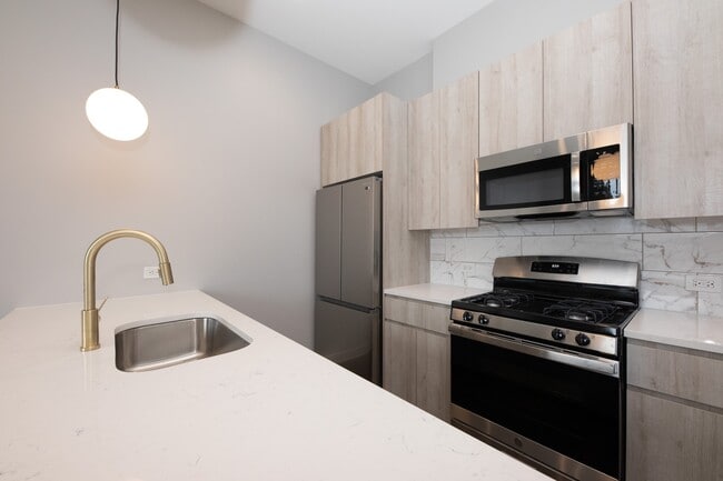 Building Photo - 913 School