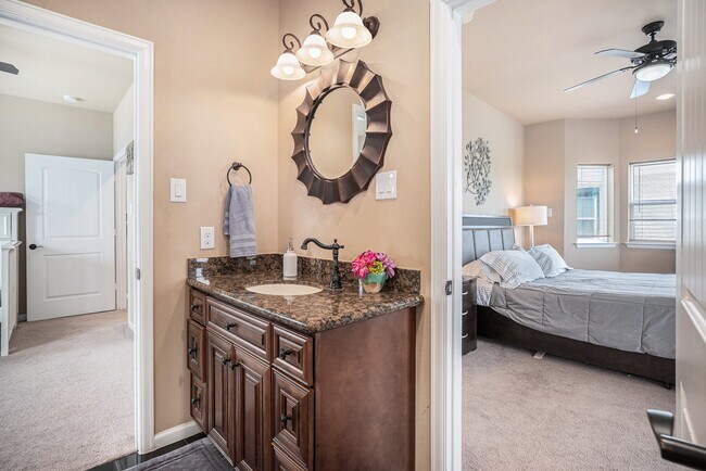 Building Photo - 1333 N Meyer Ave