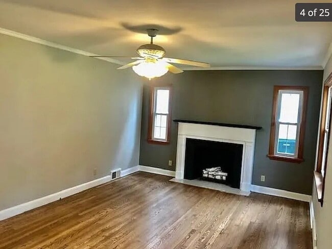 Building Photo - Beautiful house that features a master bedroom on the first floor