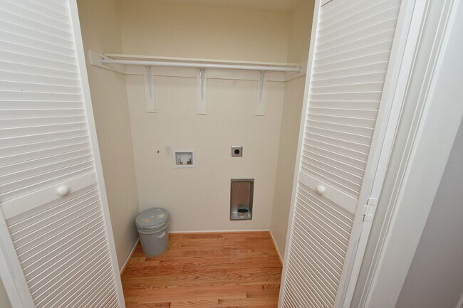 Building Photo - 817 Englewood Dr