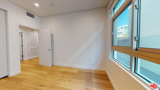 Building Photo - 938 Orange Grove Ave