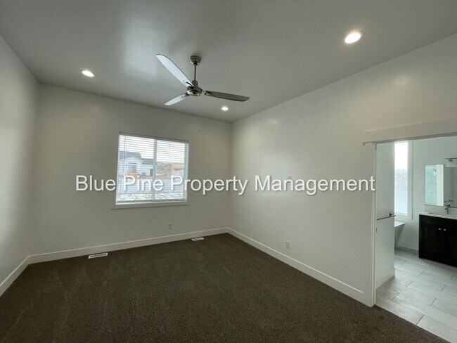 Building Photo - 6047 Cedarwood Ln