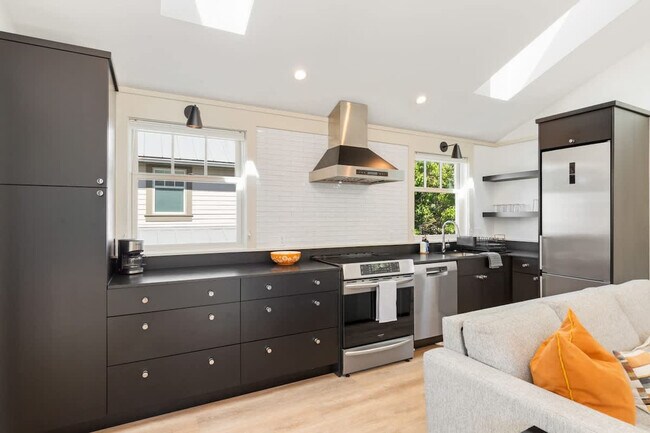 Building Photo - 3224 13th Ave W