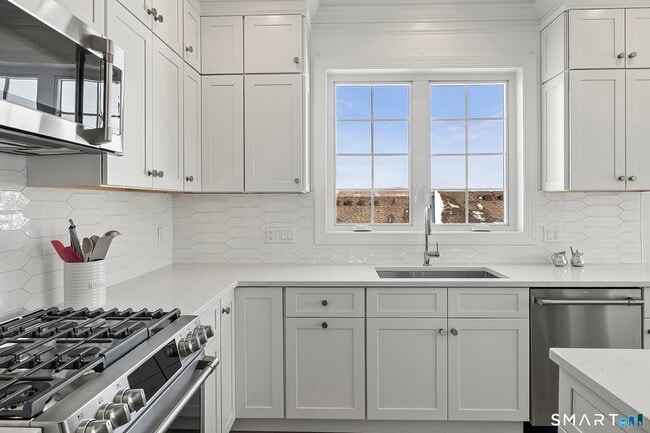 Building Photo - 35 Moorland Dr