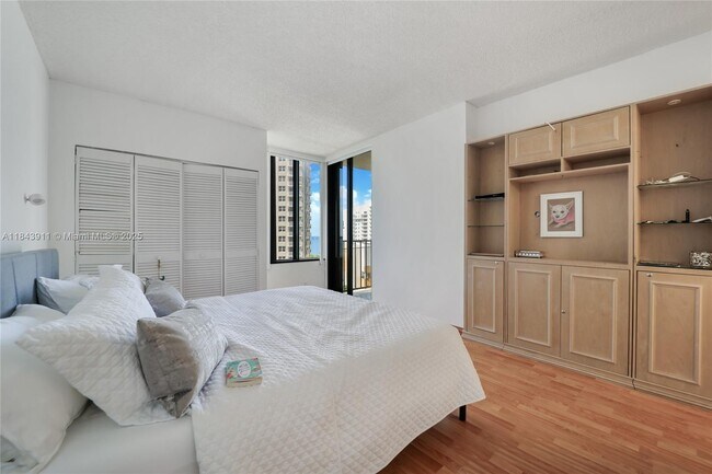 Building Photo - 520 Brickell Key Dr
