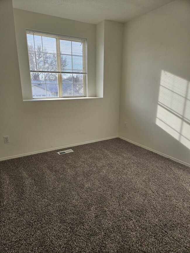 Building Photo - Welcome to this stunning 3-bedroom, 2.5-bathroom home located in the vibrant city of Nampa, ID.