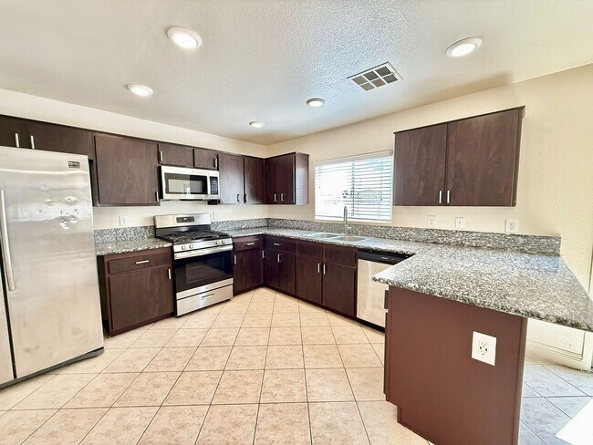 Building Photo - Stylishly Home in Gated Community – Minute...