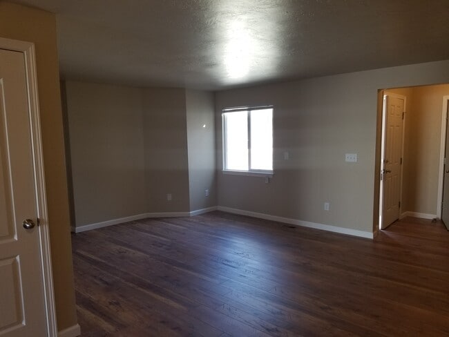 Building Photo - Large 4 bedroom, 2.5 bath duplex