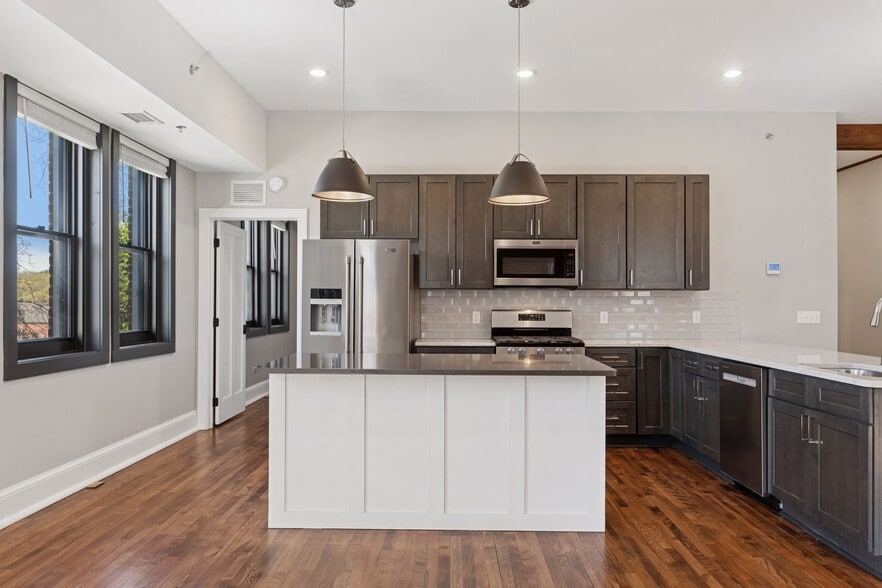 Building Photo - 107 Chestnut St E