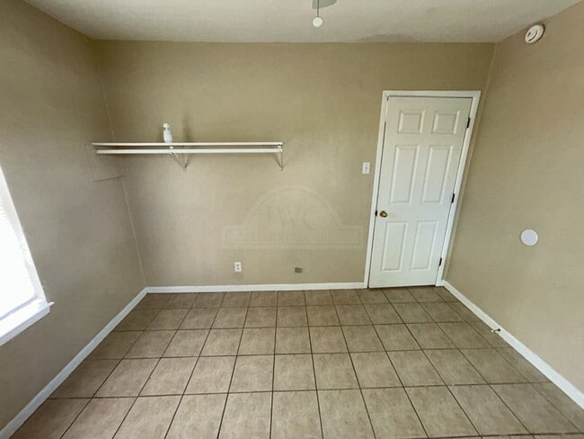 Building Photo - 908 Sutton Dr