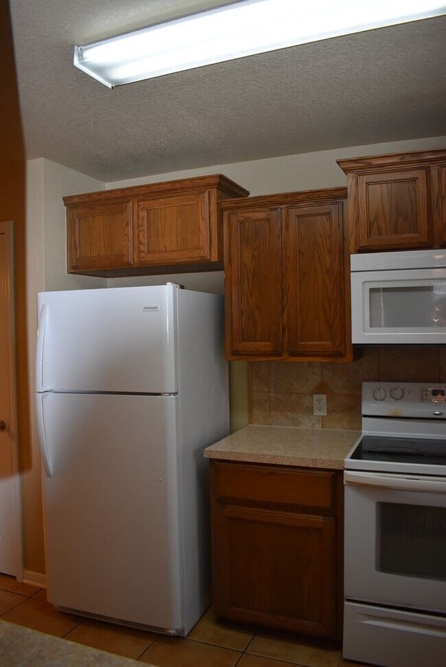 Building Photo - 1600 Nicholas Cir