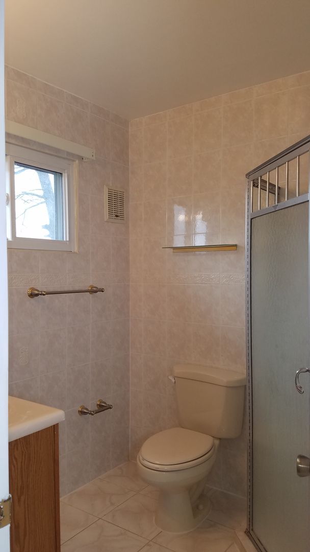 Building Photo - Spacious single family home in established Rockville neighborhood available now!