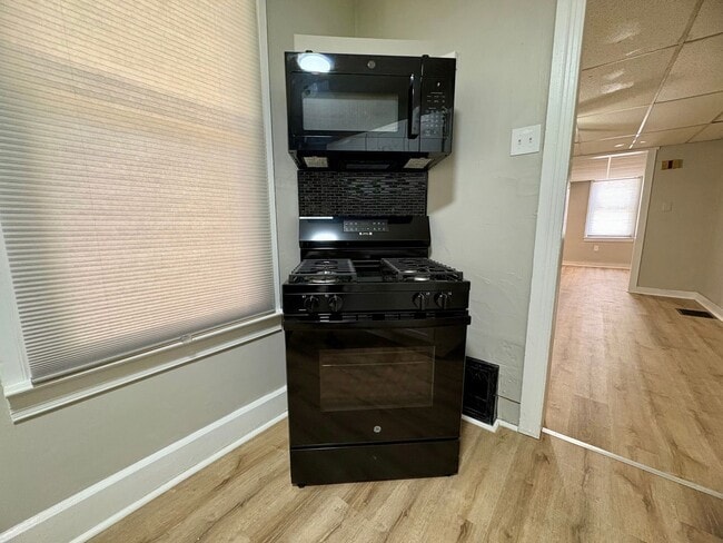 Building Photo - 2 Bedroom 1.5 Bathroom w/Bonus Room in York!