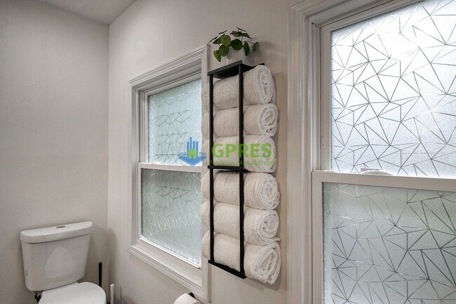 Building Photo - Furnished Elegant 3-Bedroom, 2.5 Bath Home with Hardwood Floors & Central A/C