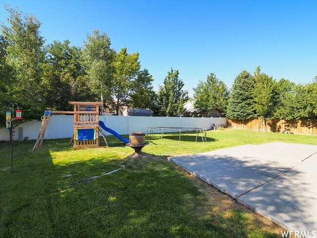 Building Photo - Spacious Rambler w attached 2 car garage!