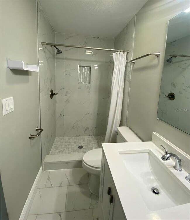 Building Photo - 7014 Glenview Dr