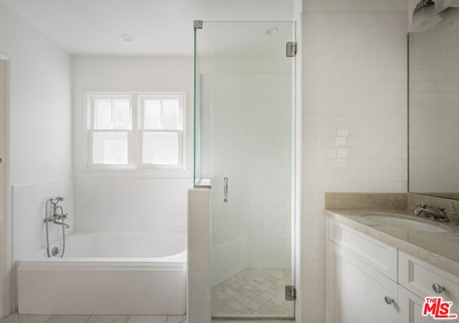 Building Photo - 8664 W Olympic Blvd